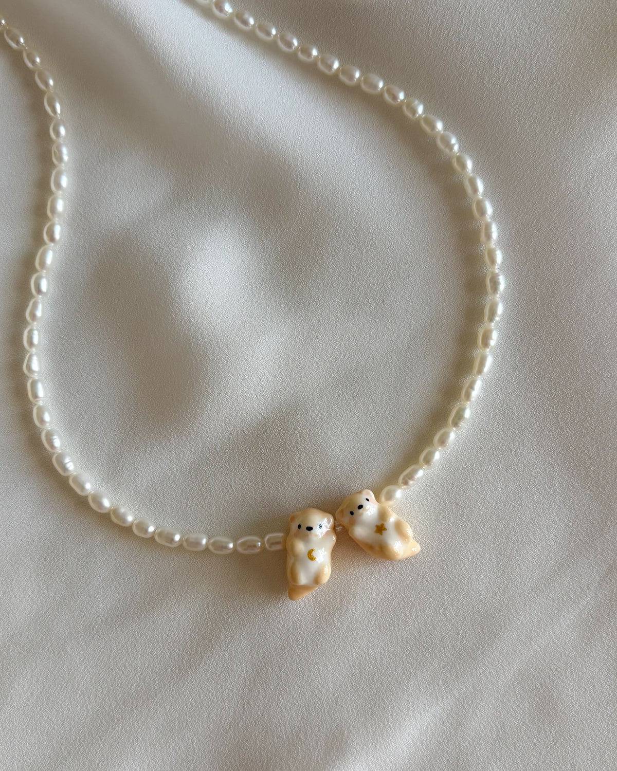 Collana di perle con lontre