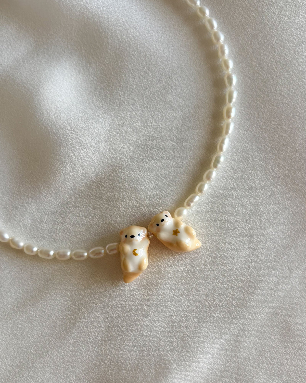 Collana di perle con lontre