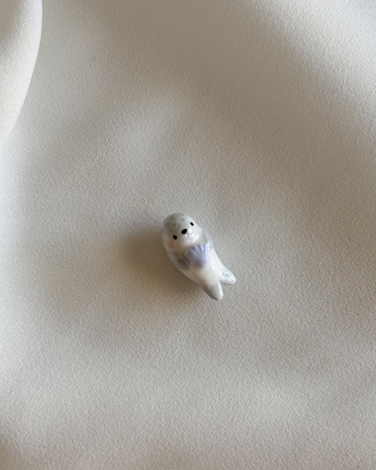 Foca con conchiglia lilla