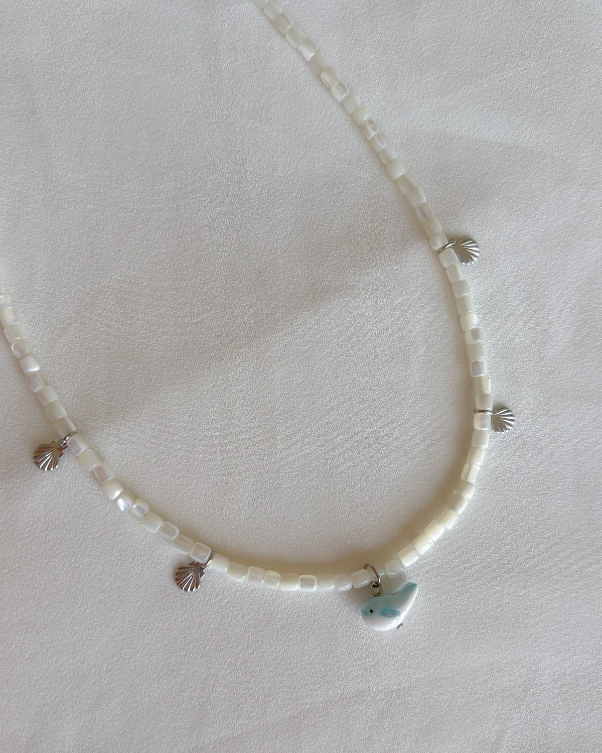 Collana in madreperla con balena