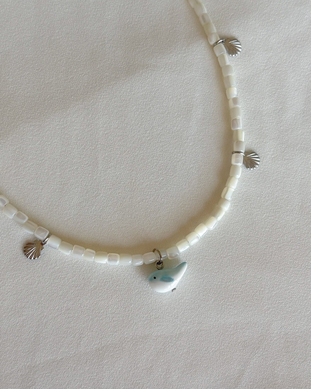 Collana in madreperla con balena